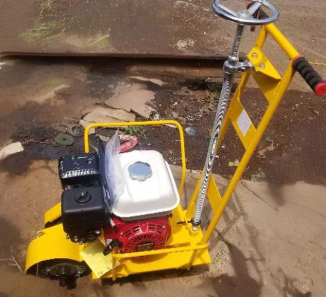 內燃鋼軌除銹機處理軌道生銹