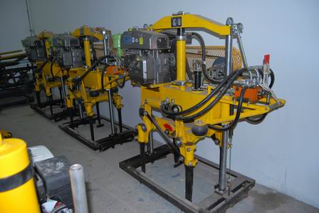 測速儀、鋼軌探傷儀、仿形打磨機、內燃道岔打磨機、液壓搗固機、道岔液壓搗固機、內燃手持式搗固鎬、移動式氣壓焊設備、液壓起道器、液壓撥道器、液壓起撥道機、切軌機、鉆孔機、鋼軌拉伸器、軌縫調整器